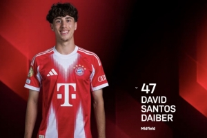 记者：19岁中场戴伯尔接近与拜仁续约，球员今夏可能被外租